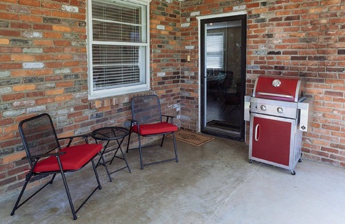 Merry Oaks House | Charming 1950's home- 3 Bedroom/2 Bath, 2.5ml from airport/7ml to downtown Nash