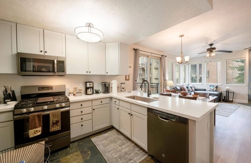 Gorgosa Condo | Charming 1BD/2BA w/Sofa Bed Mountain Retreat Close to Skiing, Shopping, & Dining