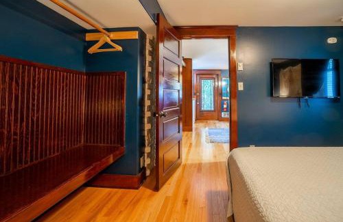 Broadway Bed & Breakfast | Charming 1bd Suite in Capitol Hill - Foxglove Inn
