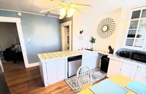 West Carrollton House | Charming 1Bed/1Bath (upstairs) apartment *Extended Stay*