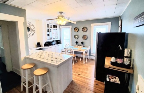 West Carrollton House | Charming 1Bed/1Bath (upstairs) apartment *Extended Stay*