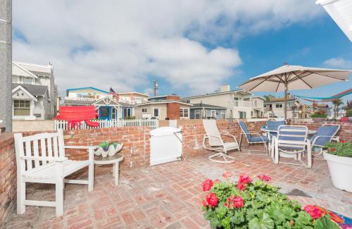 West Newport House | Charming 1Br Beach Cottage W Large Patio One Block To Sand By Beachview Rentals