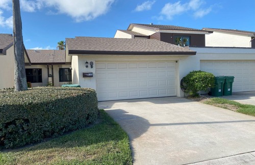 Satellite Beach House | Charming 2/2/2 townhome, 5 mins walk to the beach in Satellite Beach