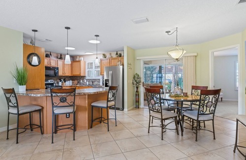 Liberty Park Cottage | Charming 2/2 Cottage in Liberty Park – Golf Cart Included!