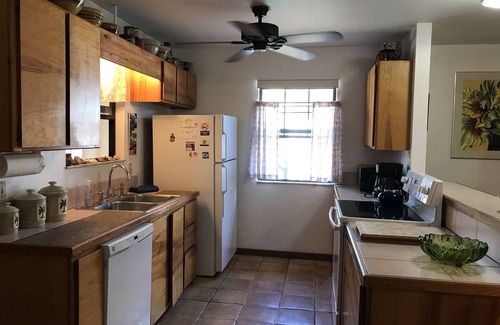 St. Augustine Beach Cottage | CHARMING 2/2 COTTAGE JUST A SHORT WALK TO THE BEACH/PET FRIENDLY/WIFI