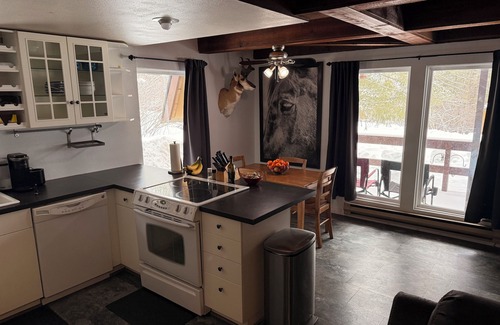 Thayne Cabin | Charming 2-bedroom cabin, bordering forest WiFi and Hot Tub in Star Valley Ranch