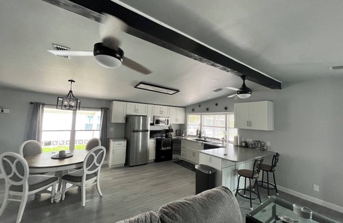 Naples House | Charming 2-bed 2-bath fully remodeled mobile home in Naples near Marco Island.
