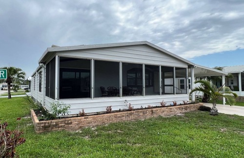 Naples House | Charming 2-bed 2-bath fully remodeled mobile home in Naples near Marco Island.