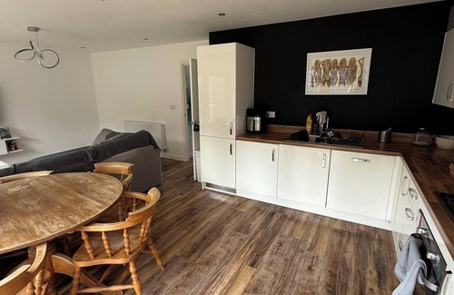 Long Itchington House | Charming 2-Bed Bungalow in Peaceful Village Countryside Escape