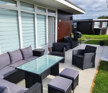 Selsey Apartment | Charming 2-Bed Chalet