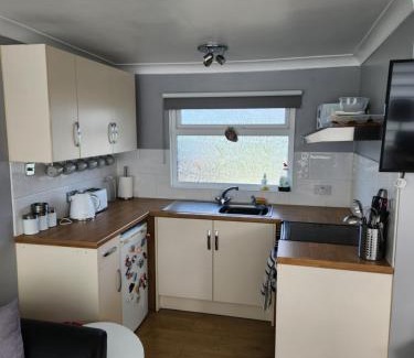 Selsey Apartment | Charming 2-Bed Chalet