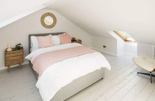 Colville House | Charming 2 Bed Cottage with Romantic Loft