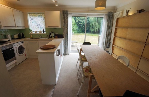 East Finchley House | Charming 2-Bed House near Hampstead Heath + Garden