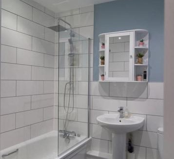Wokingham Apartment | Charming 2-Bed Hideaway in Wokingham, En-Suite, Free Wi-Fi & Parking, Sleeps 4
