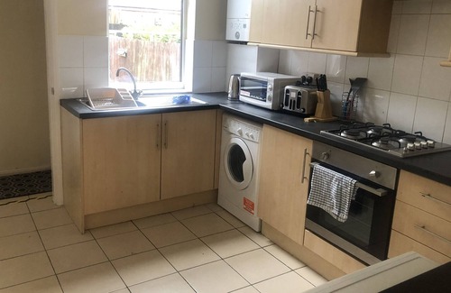 Northfield House | Charming 2 bed home near station in Northfield Birmingham