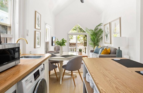 Balmain Apartment | Charming 2-Bed Inner City Cottage near Shops