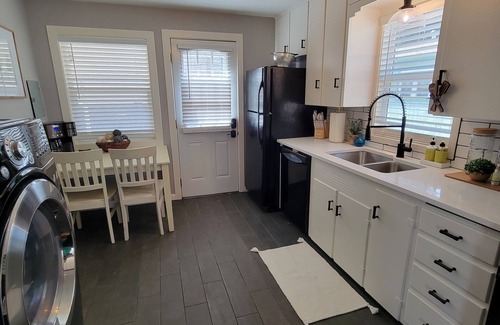 Pleasant Valley House | Charming 2-bedroom house next to the Garden of the Gods Entrance in the OCC