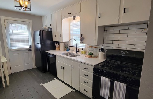 Pleasant Valley House | Charming 2-bedroom house next to the Garden of the Gods Entrance in the OCC