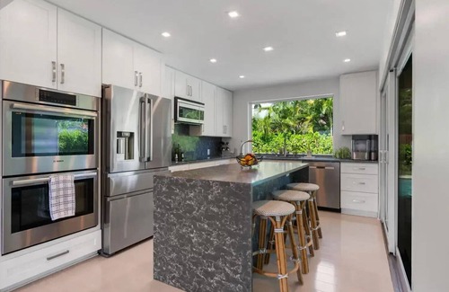 Island Estates House | Charming 2-bedroom house in amazing Lake Worth Beach with WiFi, AC, private pool