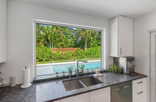 Island Estates House | Charming 2-bedroom house in amazing Lake Worth Beach with WiFi, AC, private pool