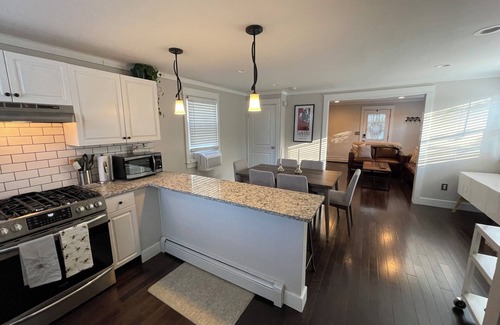 Saratoga Springs House | Charming 2-bedroom house just steps to racetrack