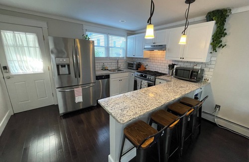 Saratoga Springs House | Charming 2-bedroom house just steps to racetrack
