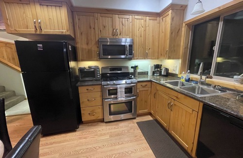 Yosemite National Park Ski Chalet | Charming 2-bedroom chalet with AC, WiFi in serene Yosemite West