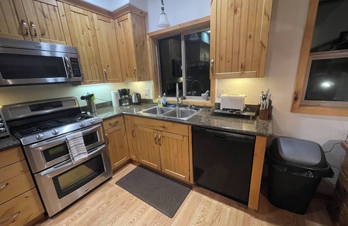 Yosemite National Park Ski Chalet | Charming 2-bedroom chalet with AC, WiFi in serene Yosemite West