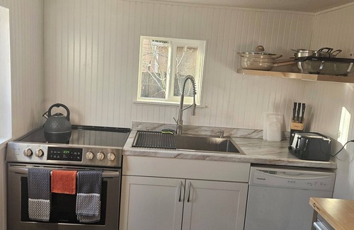 University Place House | Charming 2-bedroom house in superb University Place with WiFi