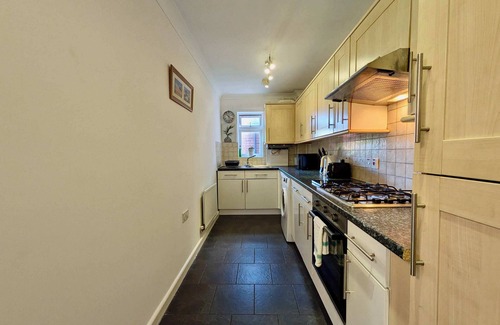 Bromley Common and Keston Apartment | Charming 2-Bedroom Flat in London