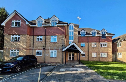 Bromley Common and Keston Apartment | Charming 2-Bedroom Flat in London