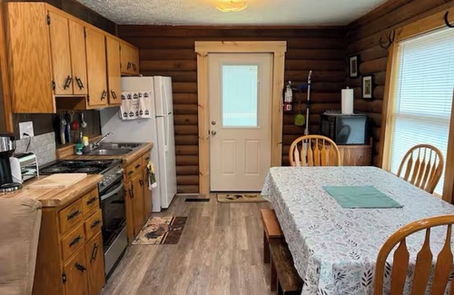 Russell Springs Cabin | Charming 2-bedroom well equipped cabin at Lake Cumberland Marina,RussellSprings