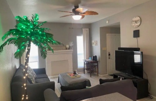 Flour Bluff House | Charming 2-bedroom townhome with office space & WiFi in welcoming Corpus Christi