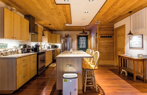 Eureka Springs Cabin | Charming 2-bedroom cabin with WiFi, AC in peaceful Eureka Springs