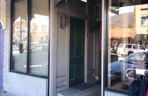 West Jefferson Apartment | Charming 2-bedroom apartment in wonderful downtown West Jefferson with WiFi, AC