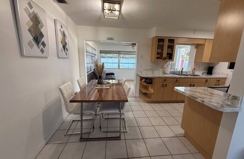 Pine Ridge House | Charming 2-bedroom house with WiFi, AC in superb Beverly Hills