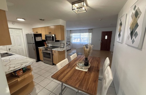 Pine Ridge House | Charming 2-bedroom house with WiFi, AC in superb Beverly Hills