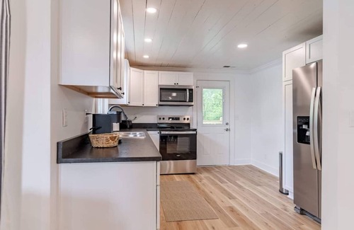 Elizabethtown House | Charming 2-bedroom house in Elizabethtown with WiFi and AC