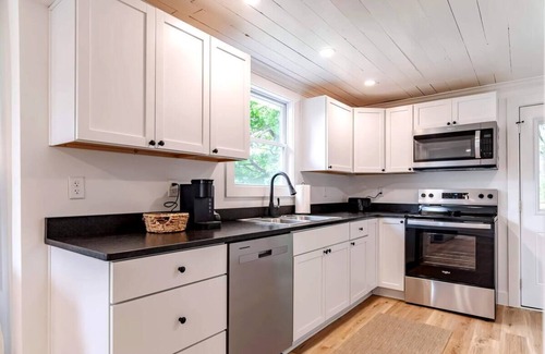 Elizabethtown House | Charming 2-bedroom house in Elizabethtown with WiFi and AC