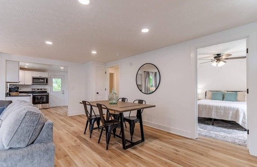 Elizabethtown House | Charming 2-bedroom house in Elizabethtown with WiFi and AC