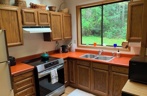 Roche Harbor Cabin | Charming 2-bedroom cabin on private lot near Roche Harbor with Wi-Fi