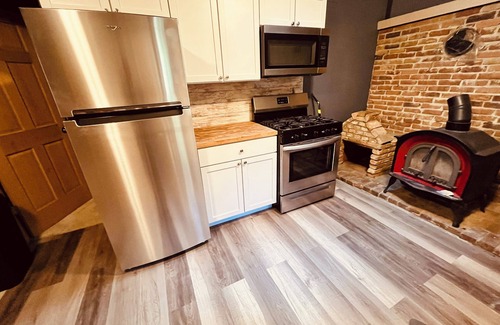 Prudenville Cottage | Charming 2-bedroom cottage in welcoming Houghton Lake with Hot Tub, AC, WiFi