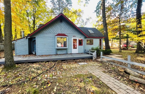 Prudenville Cottage | Charming 2-bedroom cottage in welcoming Houghton Lake with Hot Tub, AC, WiFi