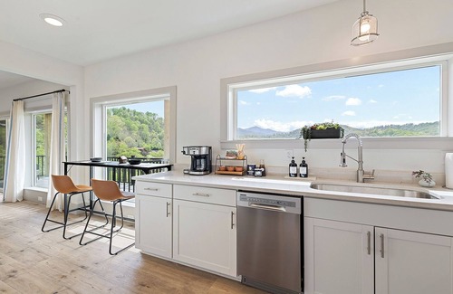 Waynesville Apartment | Charming 2-bedroom apartment with AC, WiFi in lovely Maggie Valley
