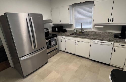 Hardwick House | Charming 2-bedroom house in terrific Milledgeville with WiFi, AC