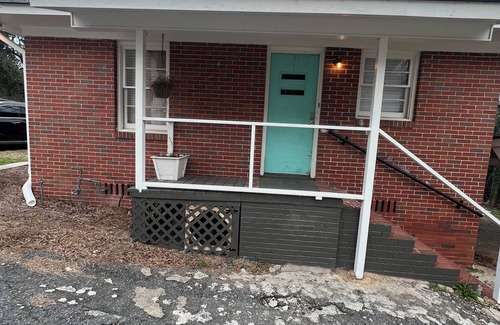 Hardwick House | Charming 2-bedroom house in terrific Milledgeville with WiFi, AC