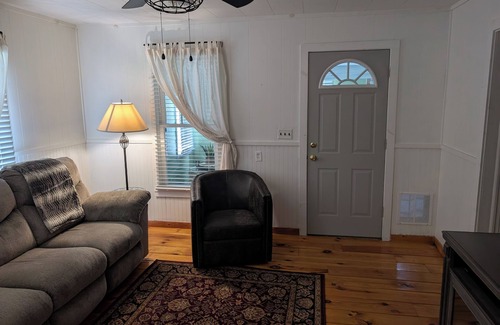 Mountain View House | Charming 2-bedroom house with AC, WiFi; Blue Roof on Jackson Street