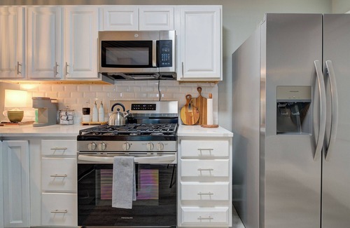 Saint Francis House | Charming 2-bedroom house near lake and airport