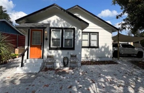 Mobel Americana House | Charming 2-bedroom house in St. Petersburg with AC