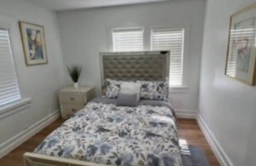Mobel Americana House | Charming 2-bedroom house in St. Petersburg with AC